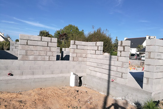 Fondations et débuts des mirs d'une future maison