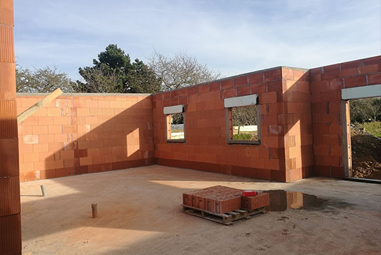 Construction de murs de maison en brique rouge